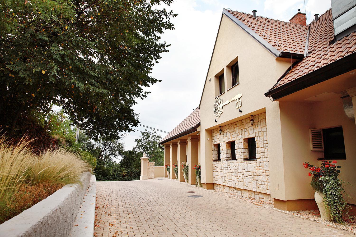 Hotel Zlaty Klucik - Golden Key With Luxury Spa Nitra Exteriör bild