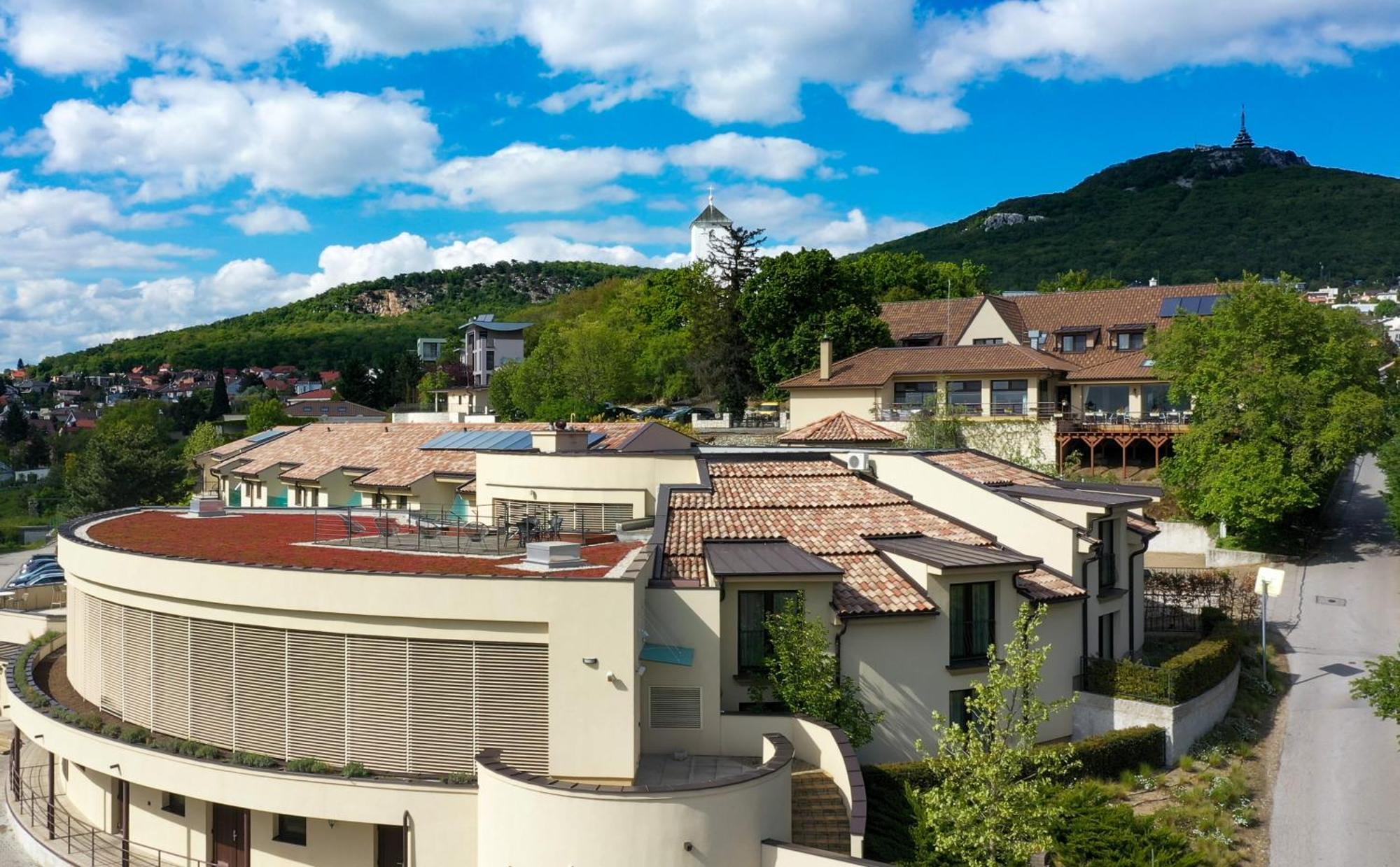 Hotel Zlaty Klucik - Golden Key With Luxury Spa Nitra Exteriör bild