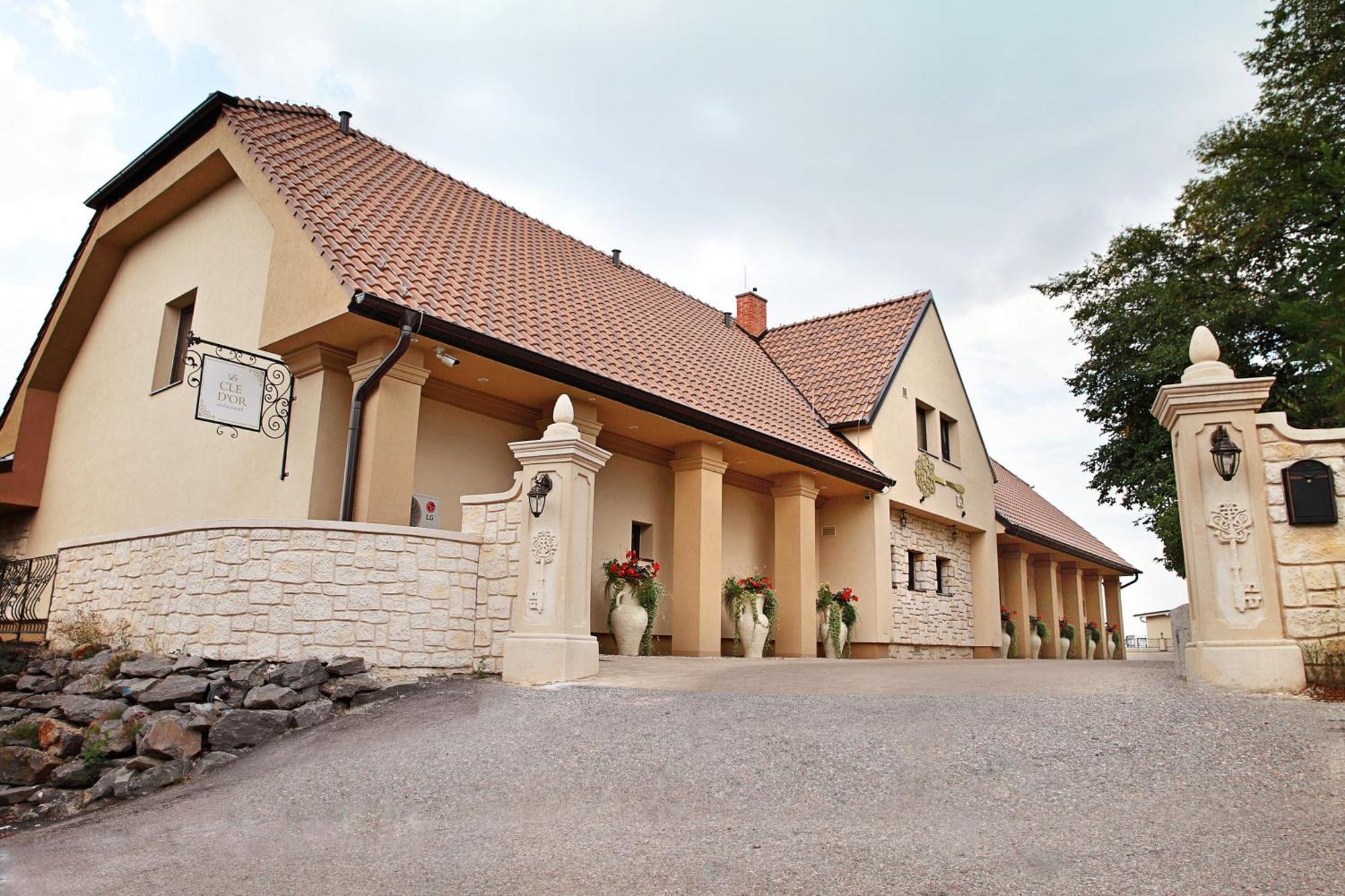 Hotel Zlaty Klucik - Golden Key With Luxury Spa Nitra Exteriör bild