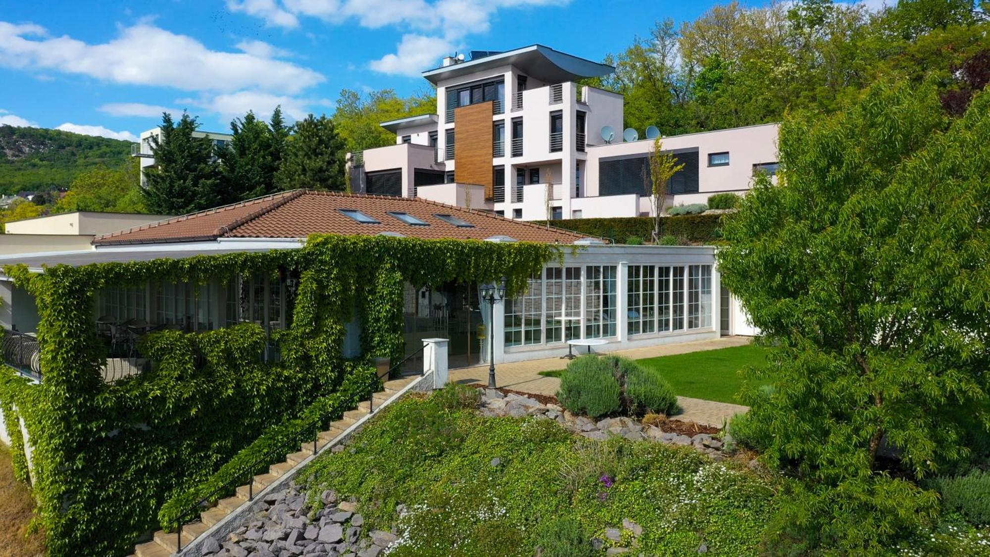Hotel Zlaty Klucik - Golden Key With Luxury Spa Nitra Exteriör bild